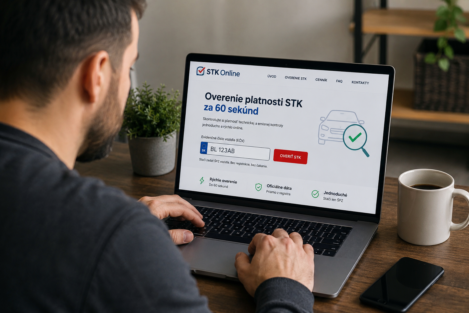 muz s notebookom, ktorý hlada cez internet overenie platnosti STK online