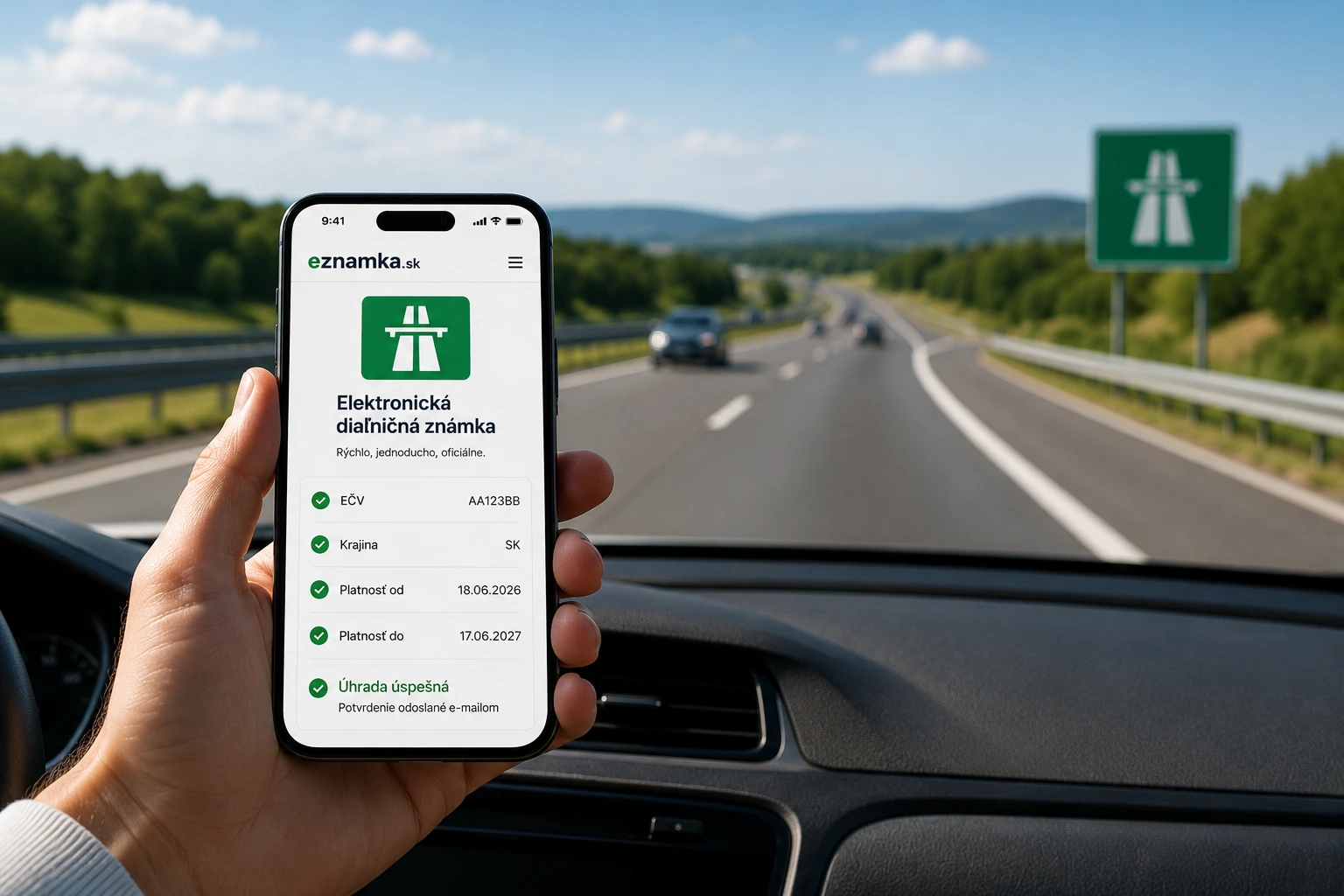 Mobil s elektronickou diaľničnou známkou na obrazovke počas jazdy po slovenskej diaľnici.