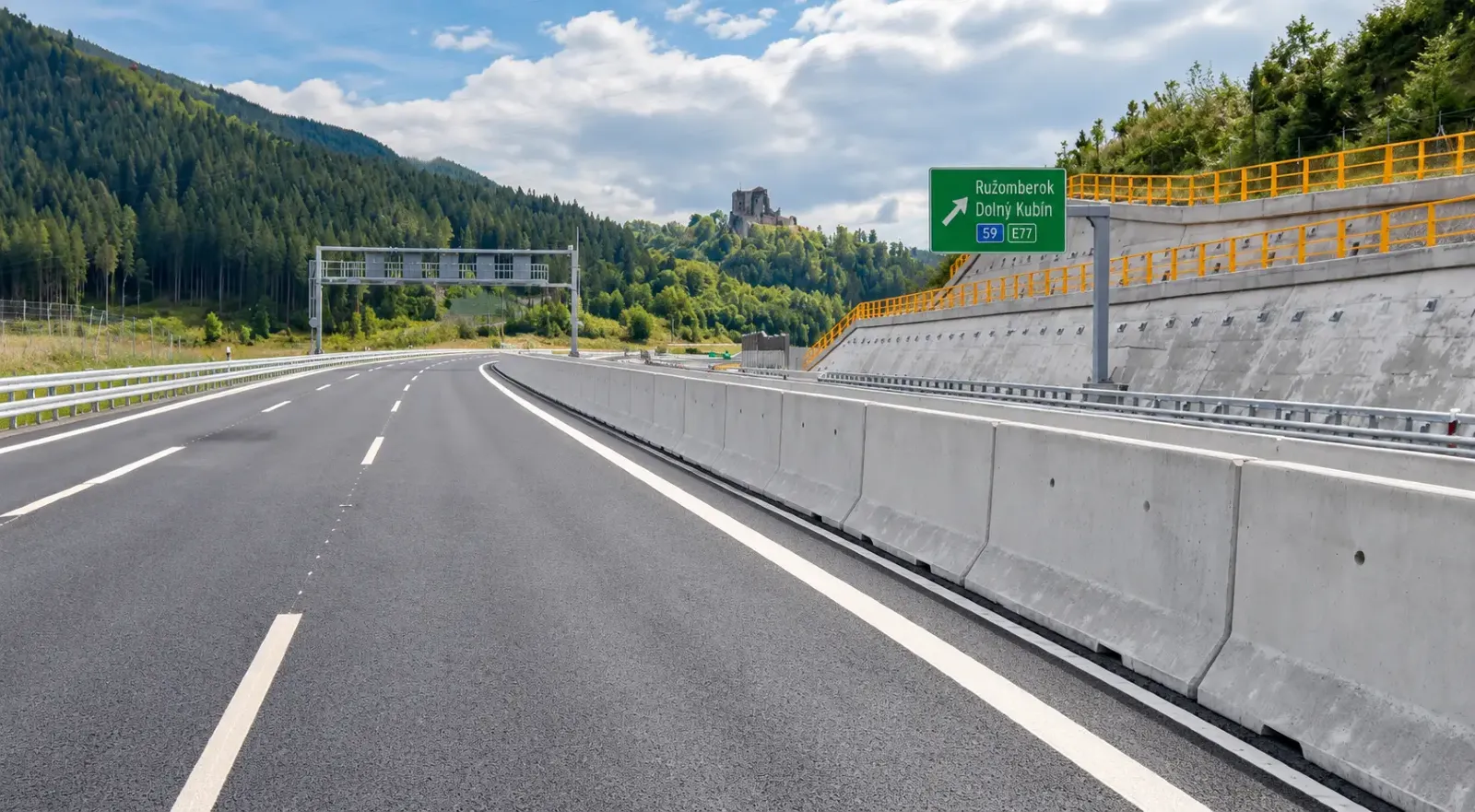 Nový obchvat Ružomberka, úsek D1 Hubová – Ivachnová s diaľničným značením smer Ružomberok a Dolný Kubín, obklopený horskou krajinou.
